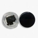 Buddha Hash est d'origine locale ici au Canada. Les producteurs utilisent la résine collectée à partir de la véritable variété Laughing Buddha, ce qui rend ce hasch exotique à part entière. On a dit que la variété originale Laughing Buddha offrait aux fumeurs certaines des expériences cérébrales les plus oniriques. Afin de conserver les notes épicées et terreuses de la plante sativa d'origine, les extracteurs doivent congeler les trichomes de la plante fraîche avant de les collecter et de les presser. Le temps de traitement d'un kilogramme de Buddha Hash peut prendre jusqu'à 100 heures. En effet, les producteurs locaux préfèrent toujours utiliser leurs mains pour la majeure partie du processus de collecte de la résine. Cette technique trouve son origine chez les producteurs de haschich du Maroc et du Moyen-Orient.