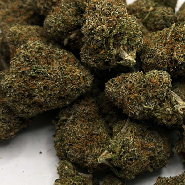 Black Runtz is an indica-dominant hybrid created by Big Boss Farms in British Columbia, Canada. It’s a cross of Black Diamond Sherbert and Runtz. Other versions of this strain include a phenotype of the original Runtz. The top reported aromas of Black Runtz are citrus, sugar, and mint. And it is said to taste similar.